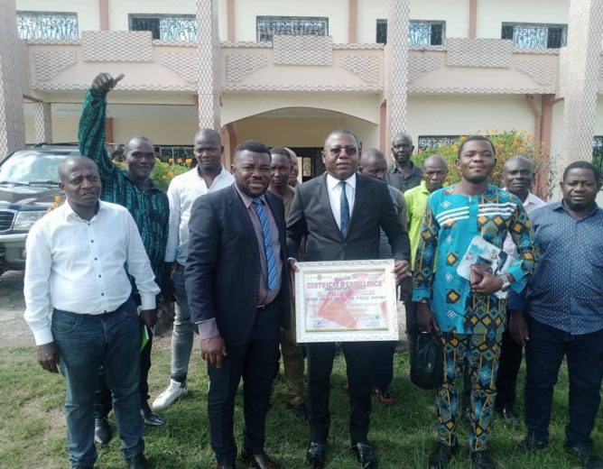 Le Maire Stanislas Ayissi reçoit le prix du REJOZCEMAC